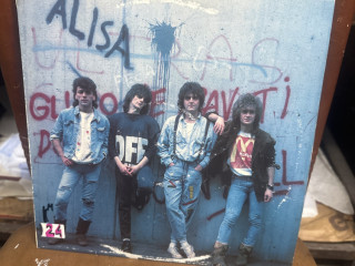 alisa-glupo-je-spavati-dok-svira-rock-roll