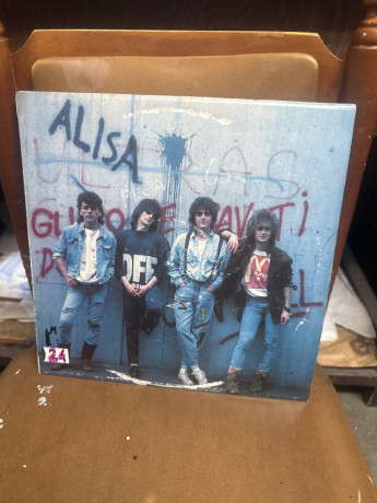 alisa-glupo-je-spavati-dok-svira-rock-roll-big-0