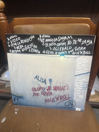alisa-glupo-je-spavati-dok-svira-rock-roll-big-1